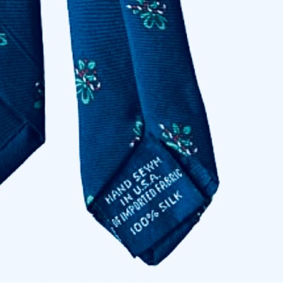 LANDS END Silk Christmas Tie Candy Canes with Green Ribbons on Navy 59”L x 3.5”W - Picture 5 of 5